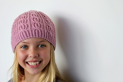 Vu sur Ravelry] : Des bonnets pour les vacances… version fille